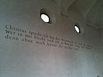 Jesus-Wort als Wandinschrift im Kirchenschiff