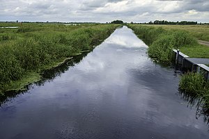 Rodervaart naar het noorden gezien met rechtsachter de vroegere stortplaats De Bolmert