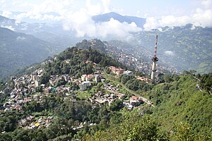 Pemandangan Gangtok dari titik Ganesh Tok berdekatan.