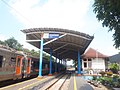 Peron dan kanopi Stasiun Kradenan, tampak kereta api Maharani yang berhenti di jalur 2, 2020