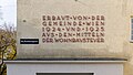 Inschrift an der Fassade links neben der ostseitigen Einfahrt Paulinengasse 9