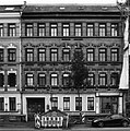 Mietshaus in geschlossener Bebauung, Hofpflaster und Nebengebäude im Hof