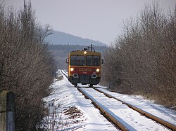 Sirok megállóhely felé közeledő személyvonat 2006-ban