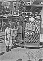 Eine Passantin benutzt einen Briefkasten der Straßenbahn Lissabon, 1921