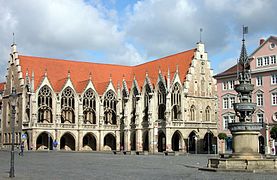 Altstadtrathaus mit Brunnen