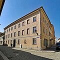 Wohnhaus mit Ladeneinbau in geschlossener Bebauung und Ecklage