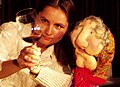 Im Vino her i was: *) Puppe Mizzi Tschida verkostet Wein (2006).