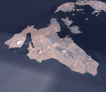 Satellitenaufnahme von Kefalonia, auf der die Form der Insel sowie das zum Inselzentrum ansteigende Bergland zu erkennen ist.
