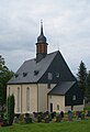 Kirche (mit Ausstattung), Kirchhof mit Einfriedung und Grabmal an der Kirche