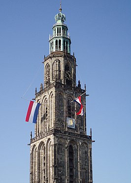 De Nederlandse vlag hangt halfstok aan de Martinitoren in Groningen.