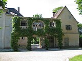 Begrüntes Portal zum Schlosshof