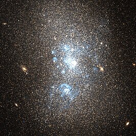 NGC 5238-1 en NGC 5238-2 (onder)