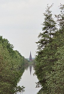 Blick durch die alte Fahrt des Dortmund-Ems-Kanales auf die Kirche