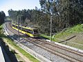 Een Flexity Swift tram steekt de brug over de Rio Leça over tussen Crestins en Esposade.