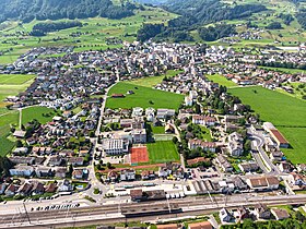 Siebnen im Sommer 2018. Blickrichtung Süden mit Bahnhof Siebnen-Wangen am unteren Bildrand.