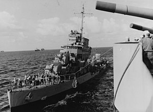 USS Rowan receiving provisions from USS Augusta (CA-31) while operating at sea, ngày 4 tháng 12 năm 1942.