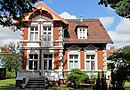 Villa mit Einfriedung