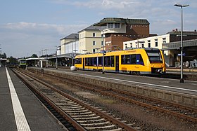 Bahnhof Weiden: Gleisseite mit Empfangsgebäude und Stellwerk