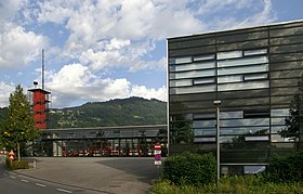 Feuerwehrhaus in der Siegfried-Fussenegger-Straße 2 und 2a. Links im Bild der markante, rote Schlauchturm.