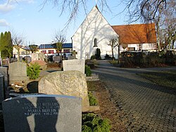 Friedhof Merkendorf (im Hintergrund die Friedhofskapelle)