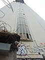 Blick von unten auf den Henninger-Turm von der Südostseite mit dem gläsernen Haupttreppenhaus den Silo hinauf zum Turm. (2013)