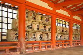 Sake-Fässer in einem der Gebäude des Schreins