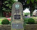 Jahn-Denkmal in Wuppertal-Vohwinkel, gleichzeitig Kriegerdenkmal des Vohwinkeler Turnvereins mit Logo der Deutschen Turnerschaft (DT)