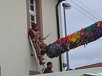 Kerweredner in Alsenborn, daneben der Kerwestrauß