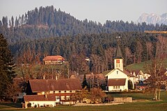 Linden (BE) – Ortskern mit Kirche, Stauffen und Hohgant von Nordnordwesten
