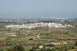 Zicht op Mġarr met de koepelkerk