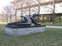 Reclining woman (19??) - brons -, in de Donald M. Kendall Sculpture Gardens bij het PepsiCo hoofdkantoor in Purchase (New York)