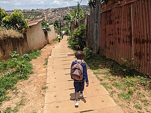 Ein Kind im Sektor Nyarugenge in Kigali auf dem Weg zur Schule