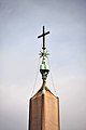 Bekrönung des Vatikanischen Obelisken, mit Papstwappen, Stern und Kreuz