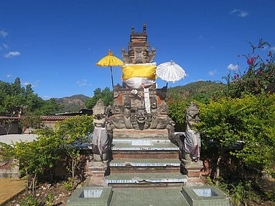 Pura Girinatha, pura Hindu terbesar di Timor Timur yang diresmikan pada tanggal 27 Juni 1987 oleh Gubernur Mário Viegas Carrascalão.