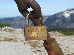 Liebesschloss an einem Seilspanner am Gipfelkreuz beim Jakobskogel auf der Rax in Österreich