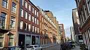 Nieuwbouw aan de Eerste Boerhaavestraat (februari 2020) met middenachter het Kohnstammhuis