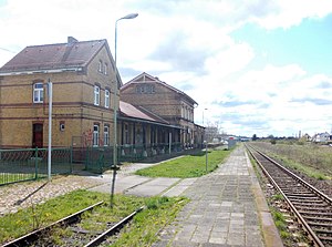 Empfangsgebäude mit Bahnsteig (2015)