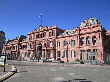 Casa Rosada Cumhurbaşkanı’nın yönetim konağı ve ofisidir.[28]