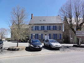 The town hall in Charensat