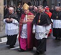 Mons. Roger Joseph Vangheluwe (al centro, con il piviale) e altri canonici indossano il rocchetto