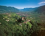 Schloss Tirol mit Meran im Hintergrund