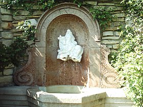 Nischenbrunnen aus Ungarisch Marmor mit der „Europa“