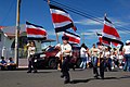 Kosta Rika bayrağı ile yürüyen çocuklar