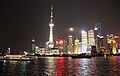 Pudong mit Pearl Tower bei Nacht