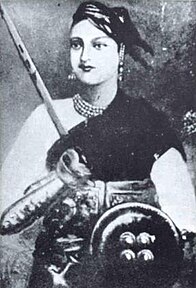 Rani Lakshmibai, mbretëresha e Xhhansit, një nga prijëset kryesore të Kryengritjes së Madhe Indiane të 1857-ës, që kishte humbur mbretërinë e saj nëpërmjet Diktrinës së Degradimit