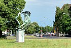 Falkenseer Platz mit der Skulptur „Fischer mit Netze“