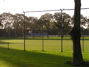 Blick auf die Tribüne des Hauptplatzes im Sportcomplex Zoudenbalch