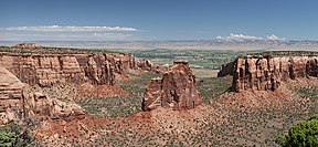 Monument Canyon mit der Formation Independence Monument, Fruita (Colorado) im Hintergrund