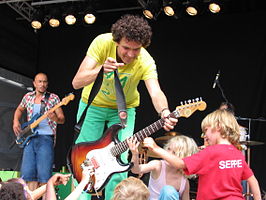 Dirk Scheele in het Openluchttheater van het Vondelpark (Amsterdam), augustus 2008. Op de achtergrond bassist Richard Wallenburg van De Liedjesband.