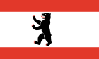 Die Landesflagge von Berlin besteht aus zwei äußeren roten Querstreifen und einem breiteren weißen Querstreifen im Innern. In der Mitte des weißen Querstreifens befindet sich ein nach links stehender schwarzer Bär, dessen rote Tatzen und Zunge ausgestreckt sind.